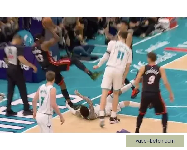 巴雷特在比赛中被队友锡安误伤肩膀 已返回更衣室接受治疗
